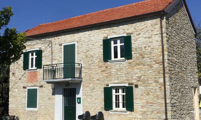 Cessole Casa | Auténtica casa de piedra en el corazón de Piamonte, con piscina y vistas salvajes
