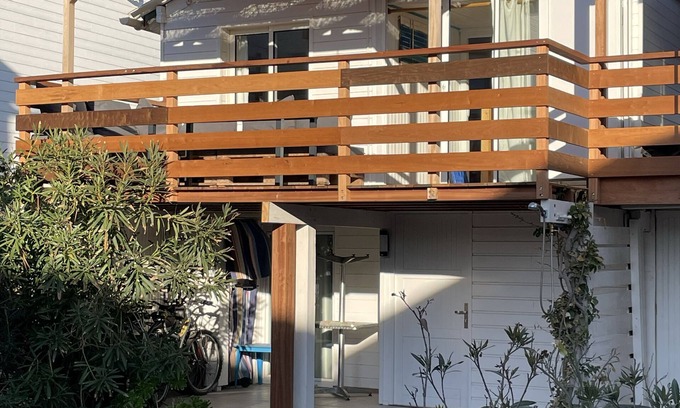 Gruissan Plage Chalet De Esquí | Authentic wooden chalet with sea view sleeps 4