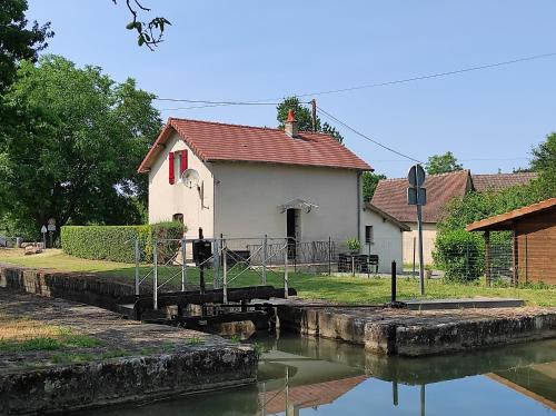 Thenioux Casa | Authentique maison éclusière