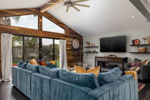 San Carlos Casa | Autumn Adventure - Sleeps 10 - Hot Tub - Billiards
