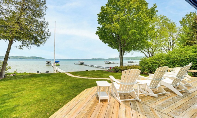 Maple City Cabaña | Autumn Escape on Glen Lake: Waterfront Cottage!