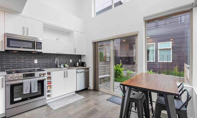 North Beacon Hill Apartamento | Autumn Leaves in Jefferson Park