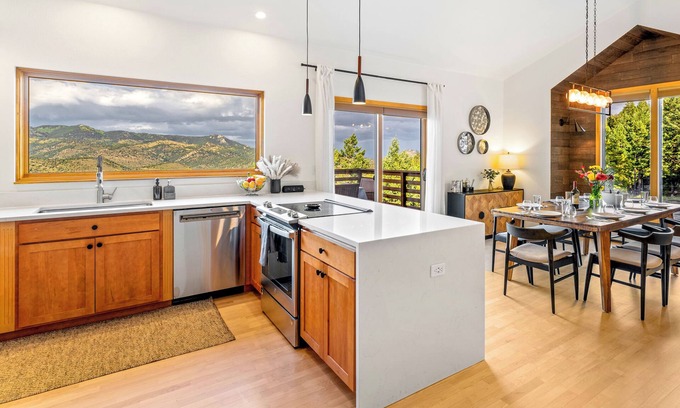 Evergreen Casa | Autumn Retreat - Stargazing Hot Tub - Epic Views - Starlink - 2 Workspaces