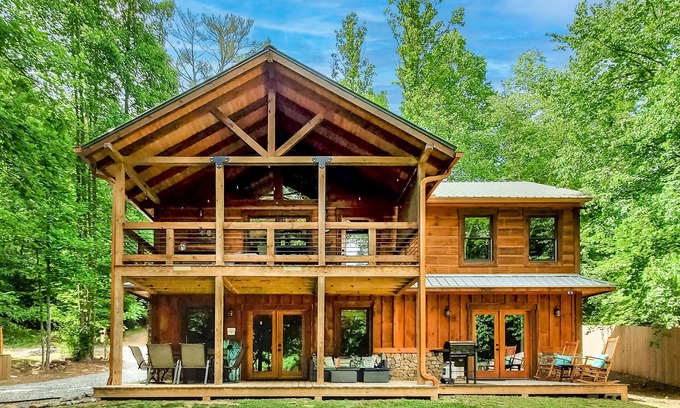 Mineral Bluff Cabina | ★★★★★ Creekside Cabin Getaway! Games - Firepit - BBQ - Foosball