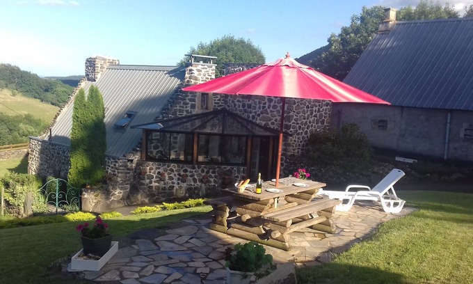 Saint-Alyre-es-Montagne Casa | Casa rural de 60 m2 restaurada con mucho carácter y con una terraza muy agradable.