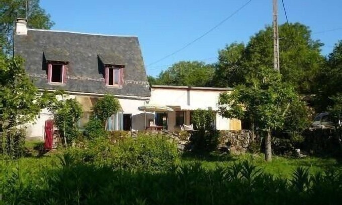 La Tour-dʼAuvergne Casa | Auvernia con familia, amigos, casa y estudio, jardín, WIFI