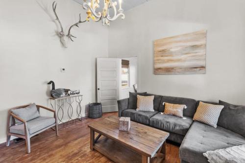 Mooringsport Casa | Avail This Weekend, Romantic, With Porch Swing