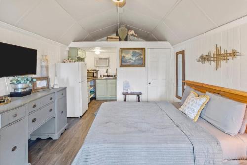 Oil City Casa | Avail This Weekend, Romantic, Kayaks!