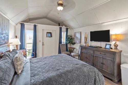 Oil City Casa | Avail This Weekend, Romantic, Kayaks!