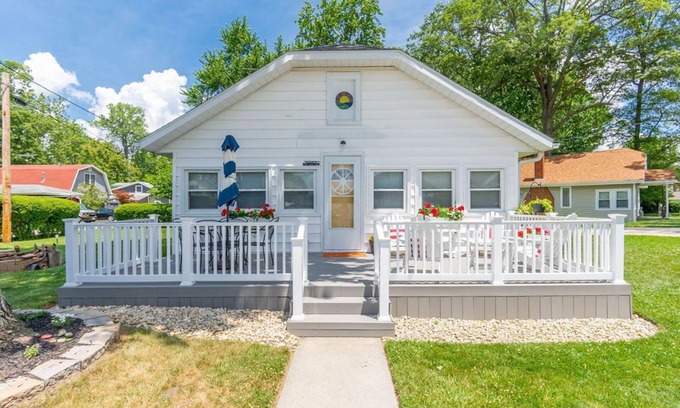 Saint Johns Casa | Summer is here! Time to book that long weekend at the lake!