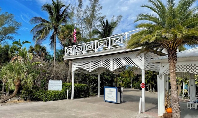 Palm Island Villa | AVAILABLE FOR YOUR WINTER VACATION! Close to Pool and Gulf C2422B