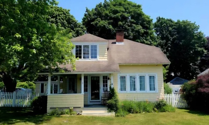 Madison Casa | AVAILABLE JULY 2025 Charming 2 bedroom bungalow 1 block to the beach Madison CT