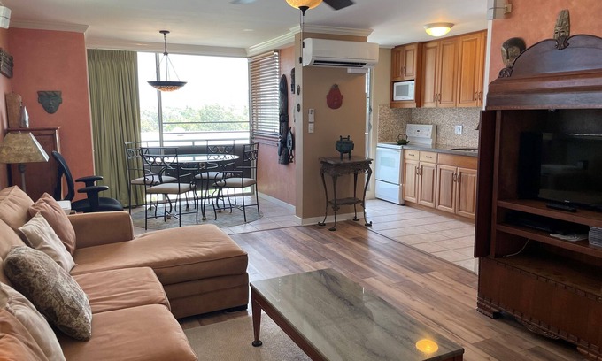 Diamond Head - Kapahulu - St. Louis Apartamento | Disponible el 1 de abril: lujo cerca de la playa, vistas con piscina W / D, WiFi y estacionamiento
