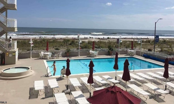 Ventnor City Condominio | Available October 10, 2022 until May 24, 2023. Direct Ocean View beachfront.