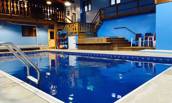 Comstock Northwest Chalet De Esquí | Available Sept 22-26 - Chalet with Private Indoor Pool & Hot Tub