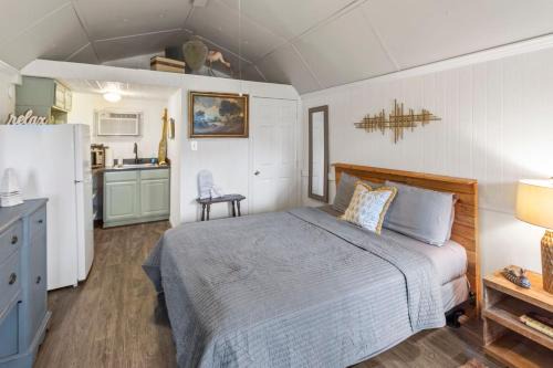 Oil City Casa | Available This Weekend, Kayaks & Across From Caddo
