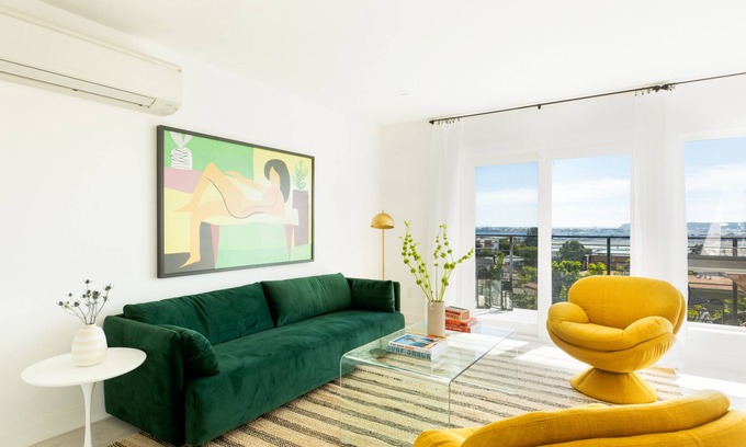 Middletown Apartamento | Mins to Gaslamp, Seaworld & Airport | Cubierta al aire libre con barbacoa y hermosa cubierta por AvantStay