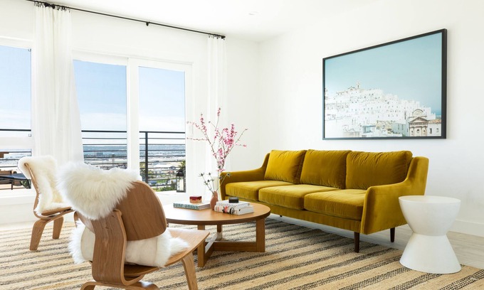 Middletown Apartamento | Mins to Gaslamp, Seaworld & Airport | Cubierta al aire libre con barbacoa y hermosa cubierta por AvantStay