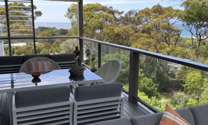 Avalon Beach Casa | Avalon Beach Vibrant Treehouse mins to village+beach. Pet friendly with yard.