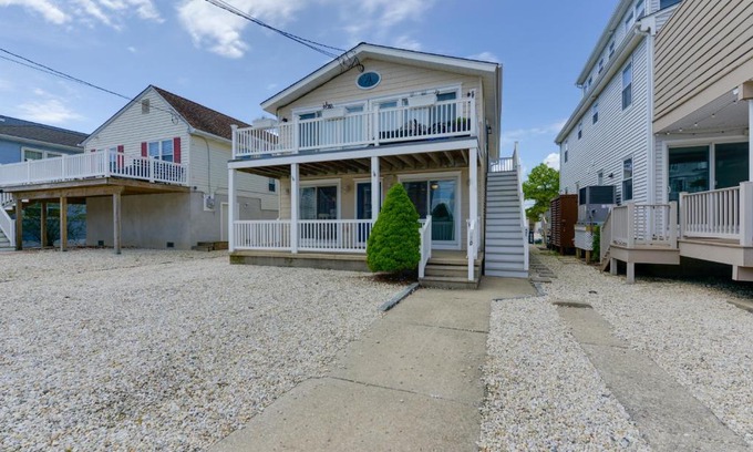 Avalon Apartamento | Avalon Vacation Rental with Porch and Grill!
