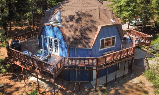 Avery Cabina | Avery Dome Cabin is a private three-story geodesic nestled in 5-acres of forest.