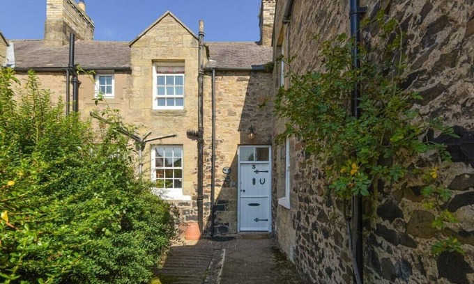 Waren Mill Cabaña | AVOCET COTTAGE, pet friendly, country holiday cottage in Bamburgh