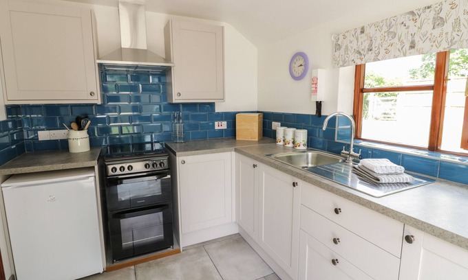 Moreton Cabaña | AVOINE COTTAGE, pet friendly, character holiday cottage in Hartpury
