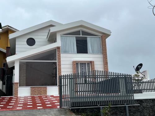Ooty Chalet De Esquí | Away From Home - 7 - Home Stay Ooty, Entire 3BHK Villa