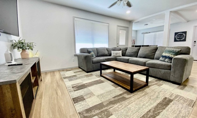 North by Northwest Casa | Away From Home Retreat - 3BR 2BA - NW Lubbock
