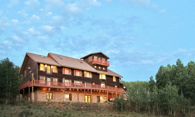 Como Casa | Awe-Inspiring Mtn Lodge w/hot tub for large groups