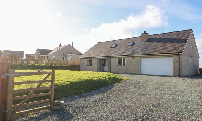 Rhoshirwaun Cabaña | AWEL Y GRUG, pet friendly, with open fire in Aberdaron