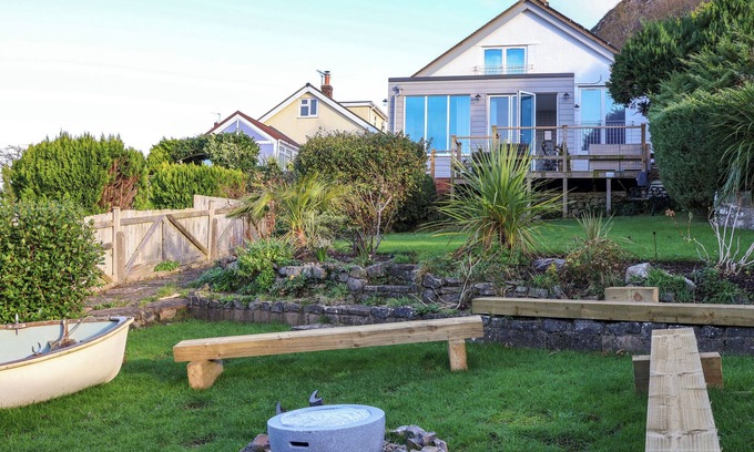 Gwaenysgor Near Prestatyn Cabaña | AWEL Y MOR, pet friendly, with hot tub in Prestatyn