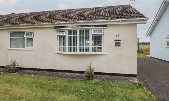 Scurlage Cabaña | AWEL-Y-MOR, pet friendly, with a garden in Port Eynon