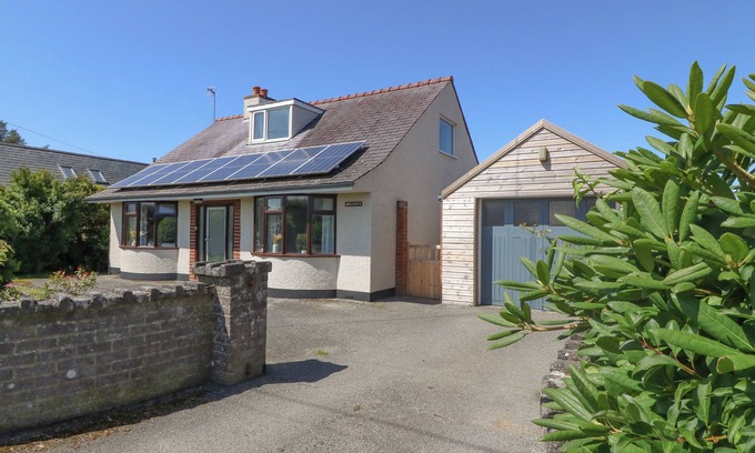 Elim Cabaña | AWELFRYN, family friendly, character holiday cottage in Llanddeusant