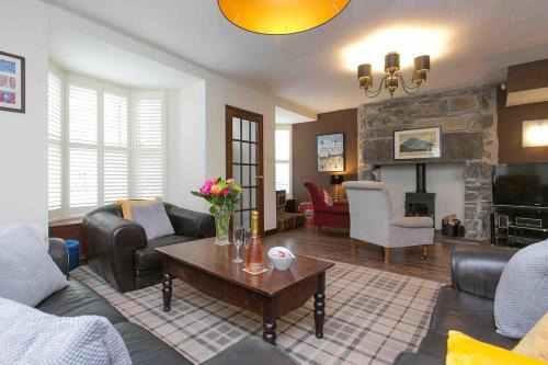 Tremadog Casa | Awelon Holiday Cottage sleeps 10, Hot Tub, Log Burner, North Wales, Porthmadog