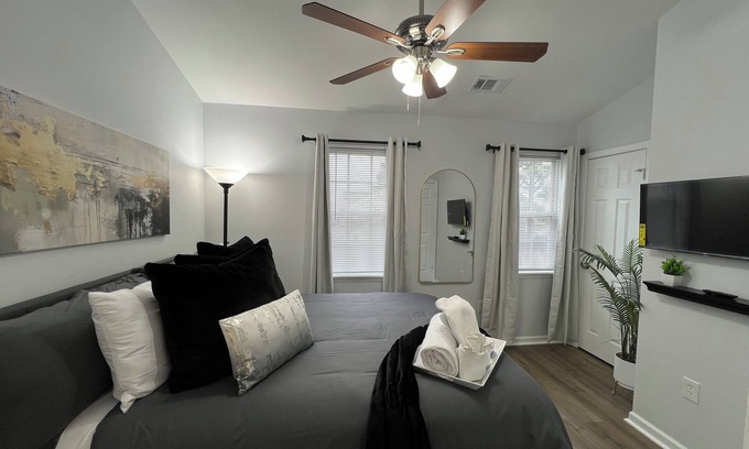 Charlotte Casa | Awesome 2BR Townhome w/KING bed & pool
