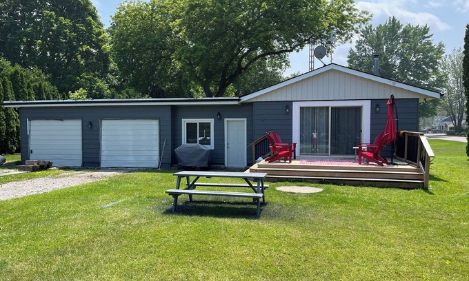 Port Franks Cabaña | Awesome 3 bedroom cottage located close to Lake Huron. Watch the sunset off deck
