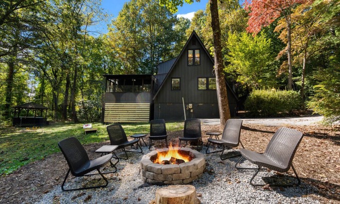Hendersonville Casa | Awesome A-frame unique hot tub, fire pit game room