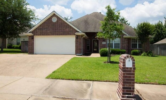 Woodland Hills Casa | Awesome Aggieland Getaway - Spacious Home - Gay Family