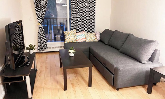 Northwest Calgary Condominio | Awesome apartment 1B+1 Living, you won't pay anything except the rent