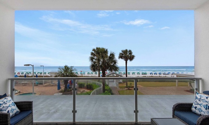 Destin Condominio | ☀️Awesome Beachfront☀️Newly Remodeled-Beachfront Pool-2BR Sterling Sands 111☀️