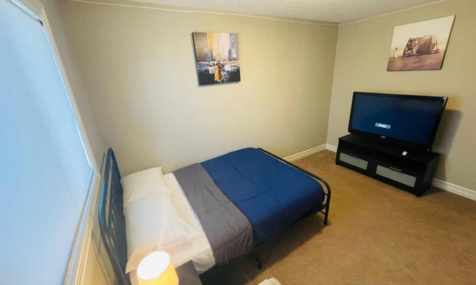 Northwest Edmonton Casa | Awesome Bedroom