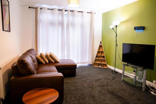 Acresford Casa | Awesome Coventry Home for Business Contractors and Suitable for families with Free Parking 14mins from NEC