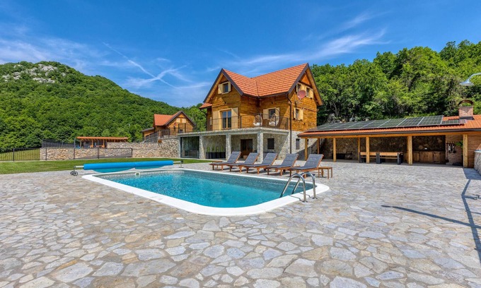 Gospic Casa | Impresionante casa en Barlete con.