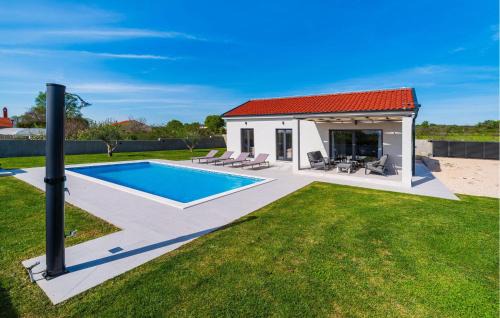 Brisevo Casa | Awesome Home In Brisevo With Jacuzzi
