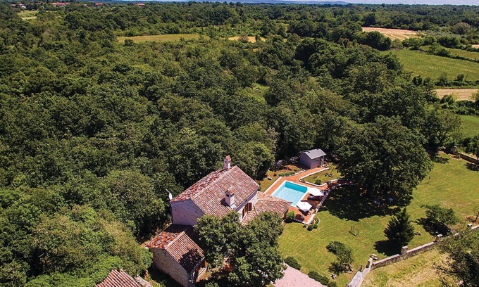 Jursici Casa | Impresionante casa en Klarici con WiFi