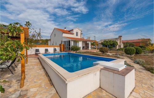 Velim Casa | Awesome Home In Krkovic With Sauna