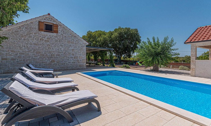 Drnis Casa | Impresionante casa en Pakovo Selo con.