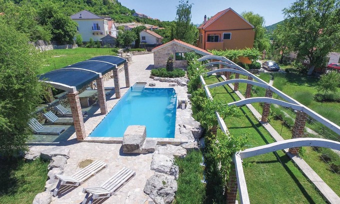 Sinj Casa | Impresionante casa en Sinj con sauna