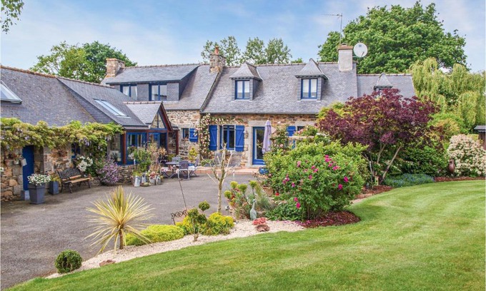 Begard Casa | Awesome Home In Trézélanbégard
